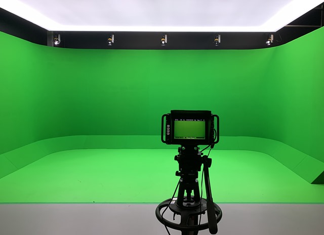 Close-up_of_the_green_screen_studio